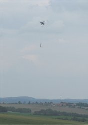 Mi-8 nad Sázava Festem (5. 8. 2011) Mi-8 míří na Benešov